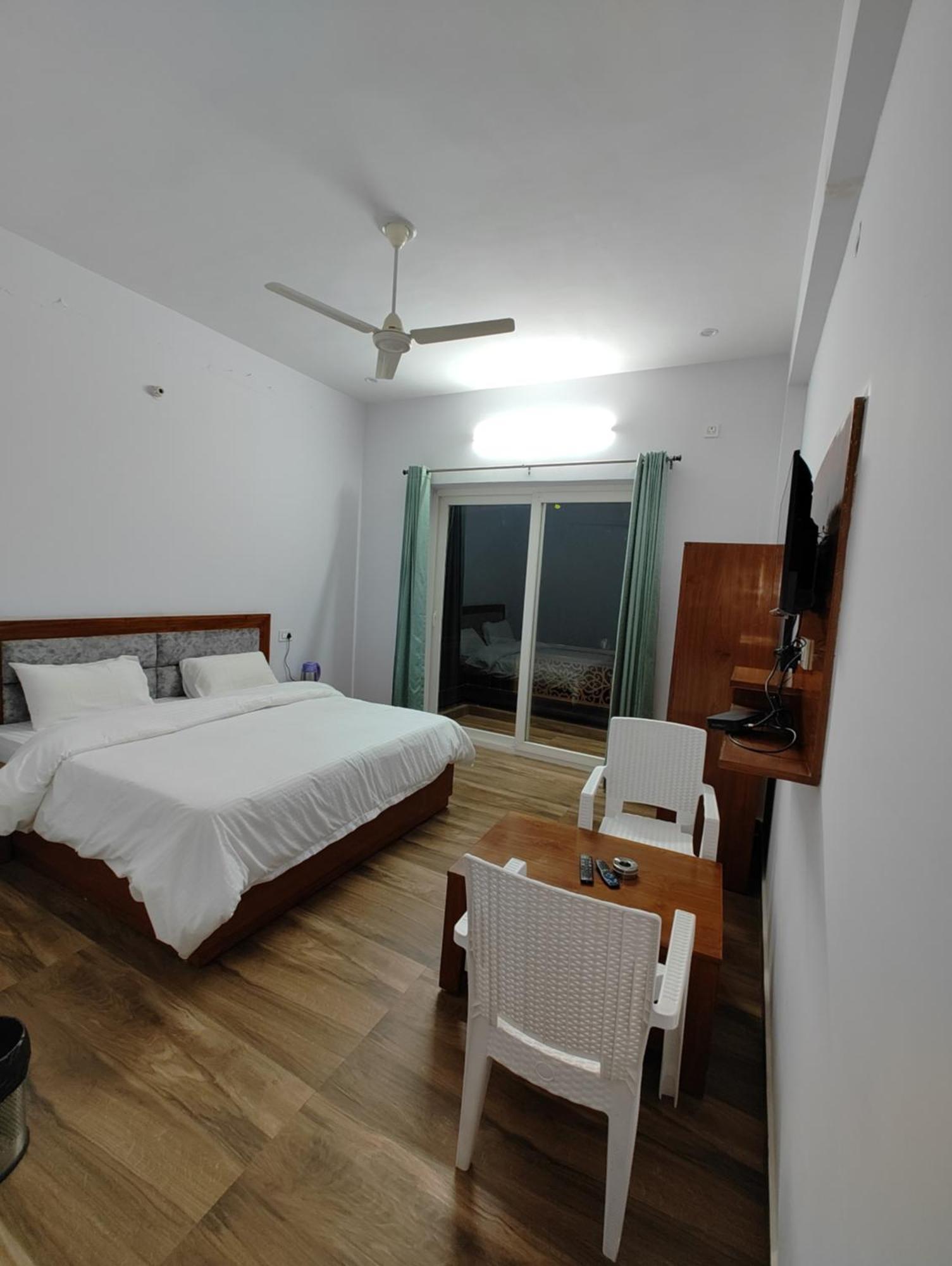 Hotel Anantam Residency Uttarkāshi Quarto foto